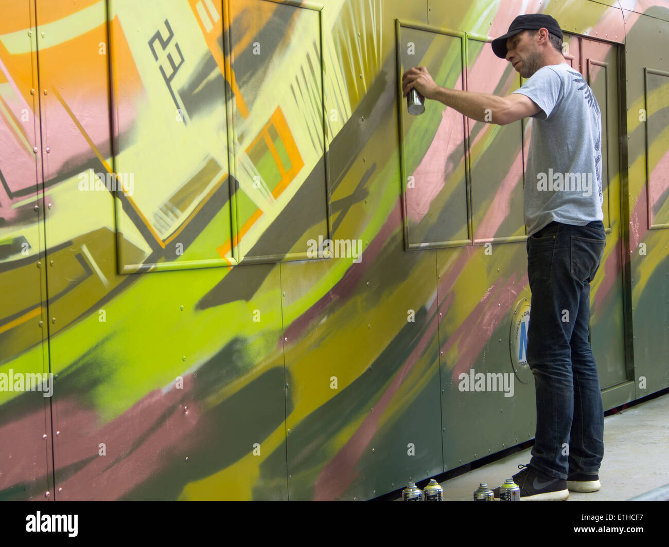 Une réplique de New York city Subway Transport est utilisé comme une toile pour un artiste de rue pendant la première rue Portsmouth Jeux. Banque D'Images