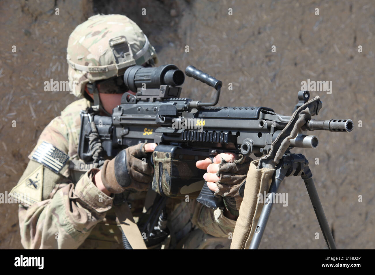 Le sergent de l'armée américaine. Cliff Collins, avec le 201e de l'équipe de développement agroalimentaire de la Géorgie, une recherche dans le cadre d'une M249 light m Banque D'Images