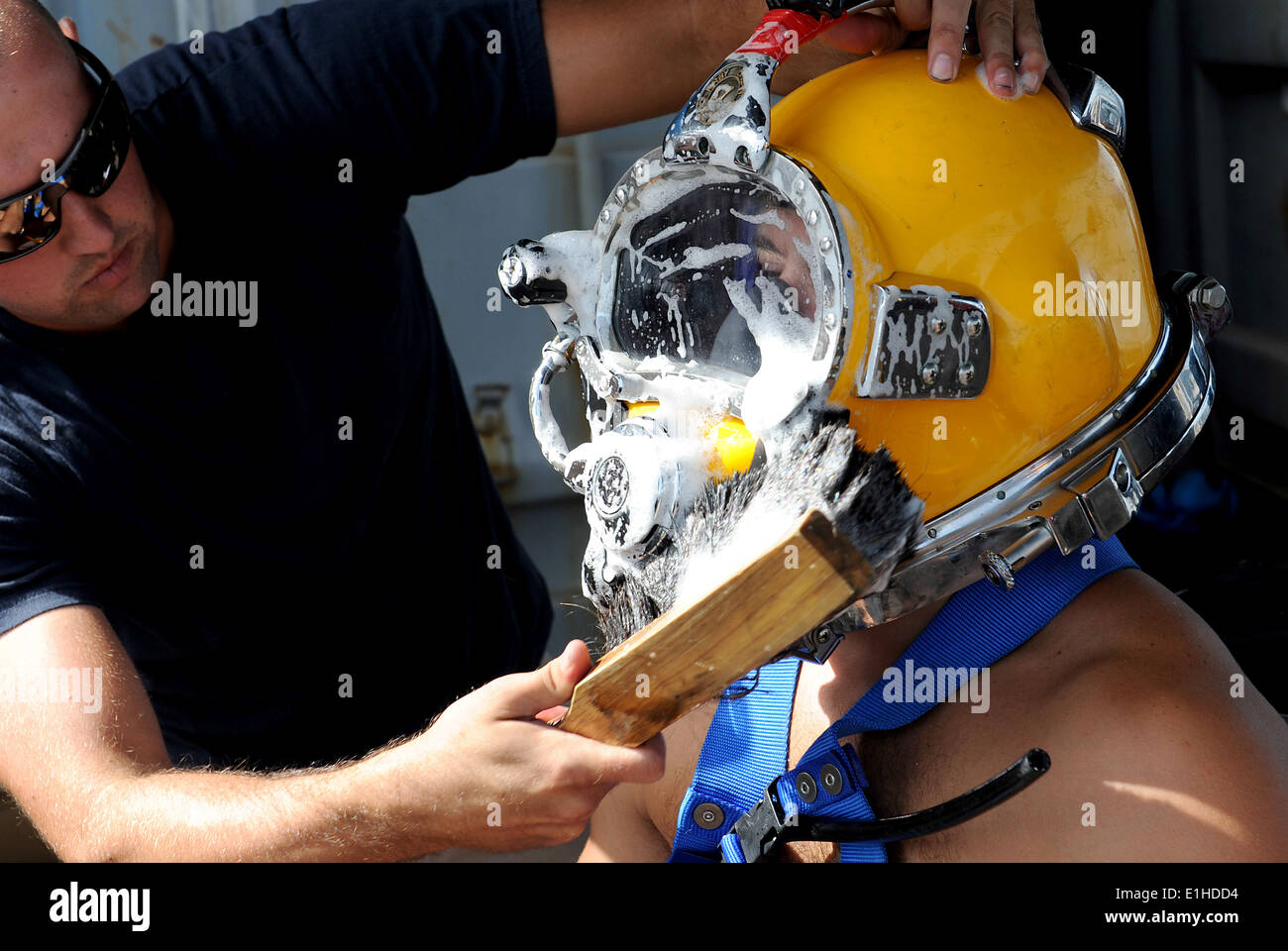 Plongeur de la Marine américaine Gabriel Shelton, gauche, lavages Diver 2e classe Richard Burby 37 KM du casque de plongée lors de la vérification de l'absence de fuites d'air être Banque D'Images