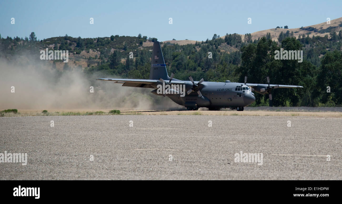 Un U.S. Air Force C-130 Hercules atterrit à Fort Hunter Liggett, Californie, le 13 juin 2012, Transport du matériel pour faire de l'exercice G Banque D'Images