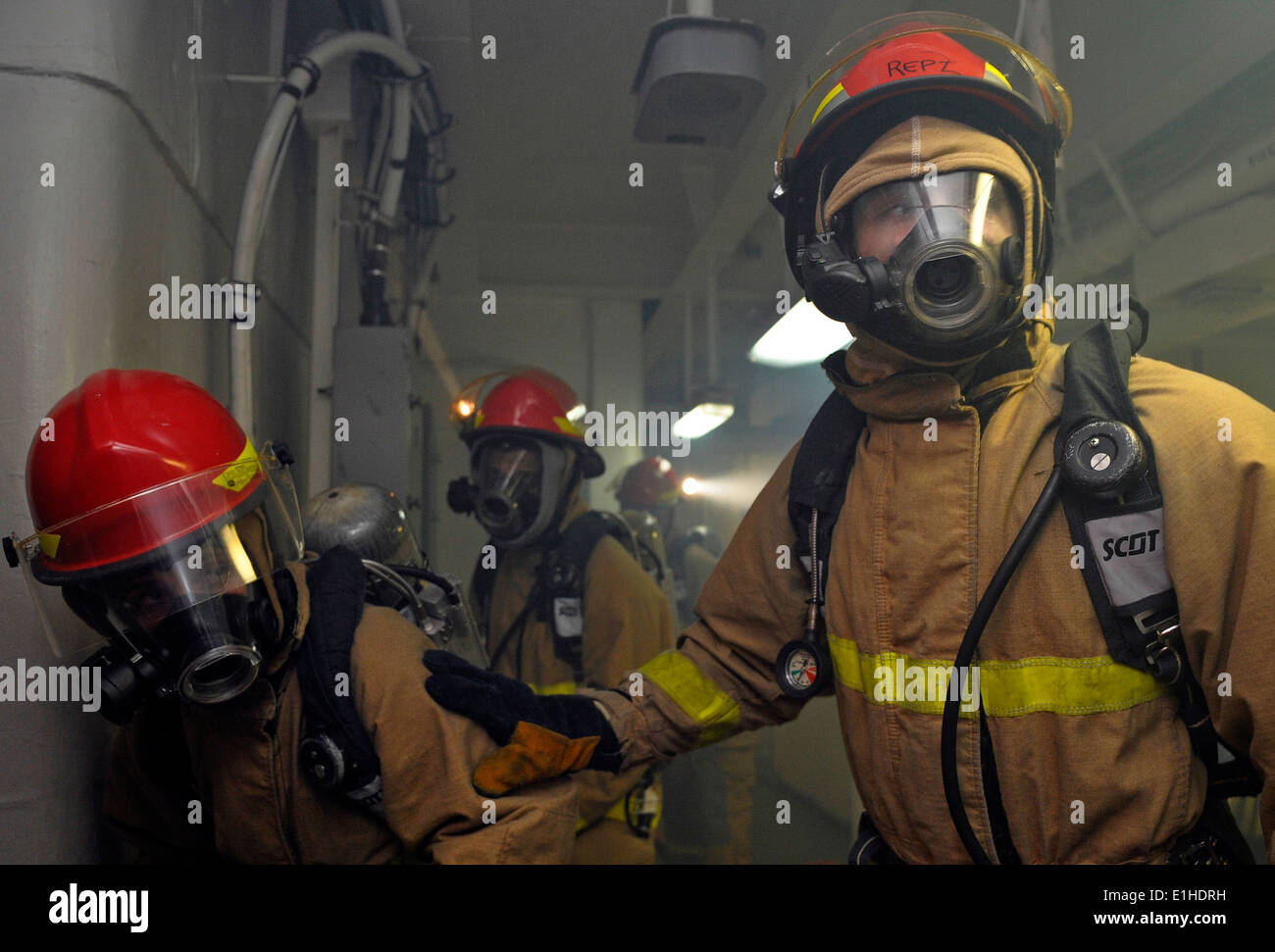 Les marins américains se préparent à lutter contre un incendie simulé au cours d'un exercice général quarts à bord du porte-avions USS Abraham Lincoln Banque D'Images