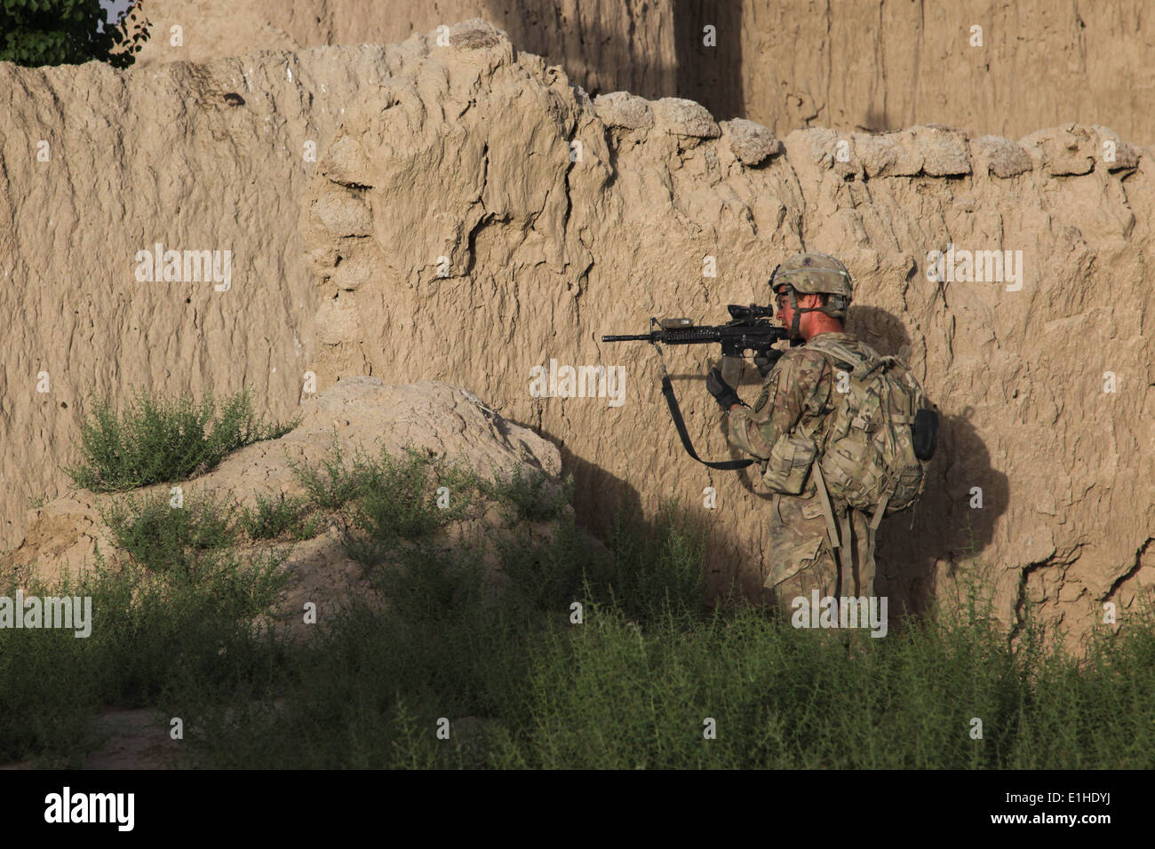 Un soldat américain affecté au 4e peloton, compagnie, chien, 3e bataillon du 509e Régiment d'infanterie (Airborne), Groupe de travail 4-25, provid Banque D'Images