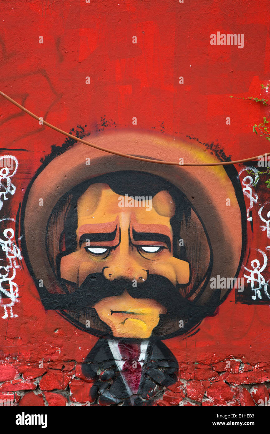 Art urbain représentant un homme avec un chapeau mexicain et la moustache dans la ville coloniale espagnole de Santiago de Queretaro, Mexique Banque D'Images
