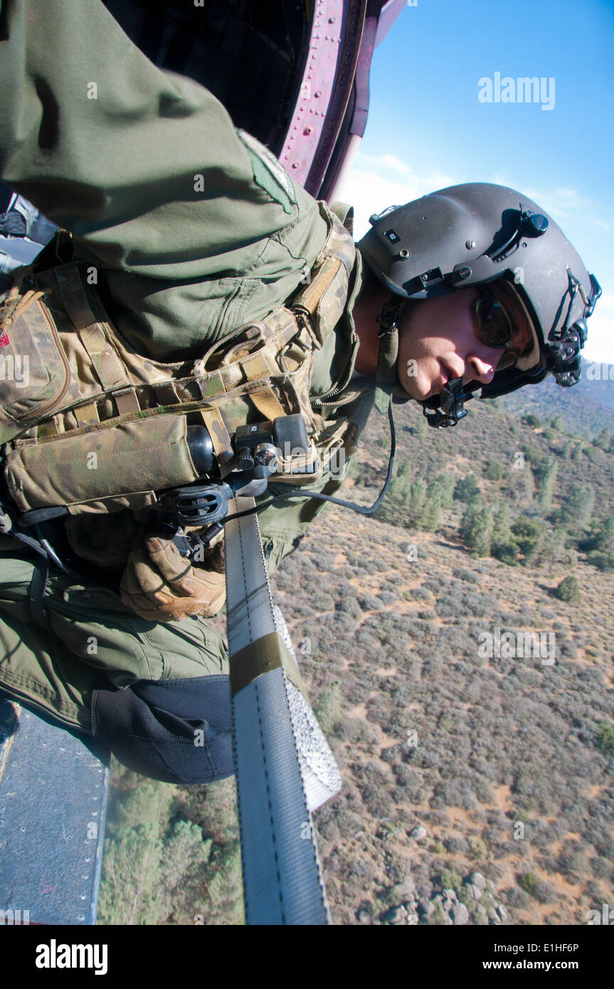 U.S. Air Force Tech. Le Sgt. Sean Pellaton, une antenne gunner avec la 129e Escadre de sauvetage, California Air National Guard, presse w Banque D'Images