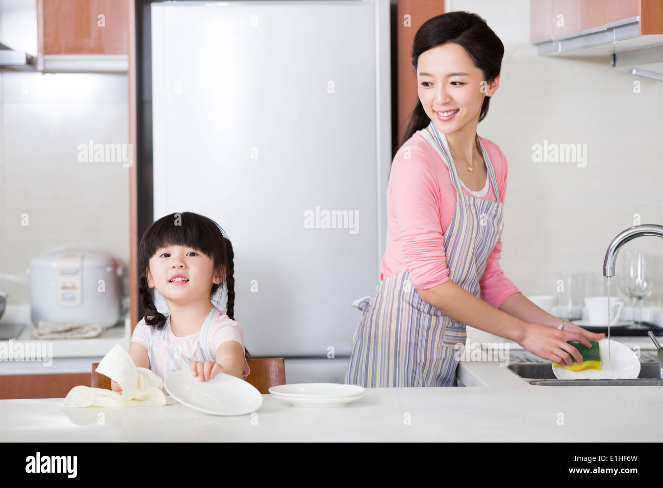 Mère et fille lave-vaisselle Banque D'Images