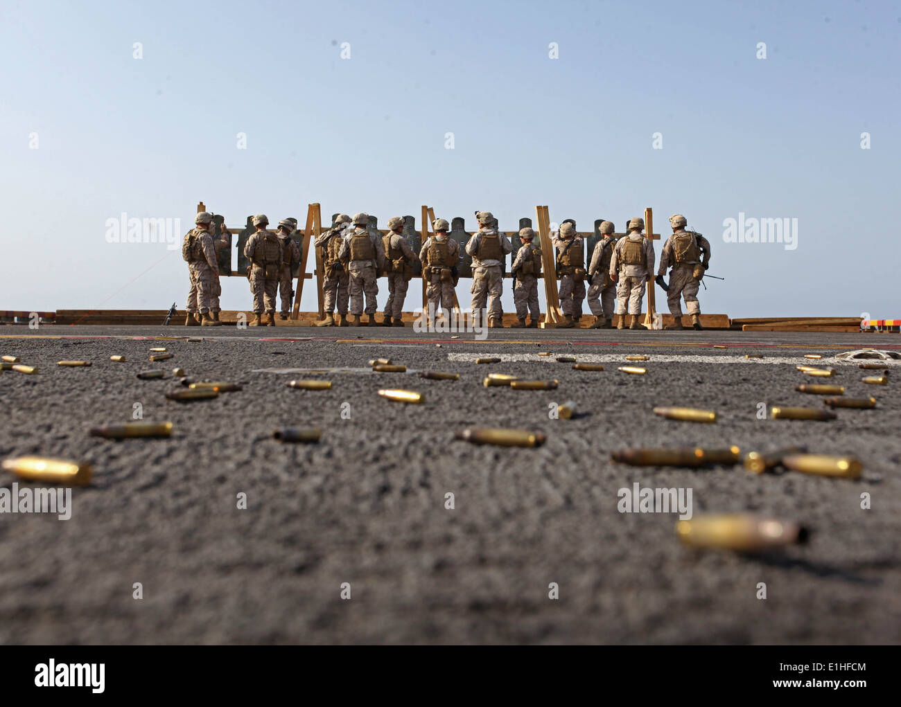 Les Marines des États-Unis avec l'Équipe de débarquement du bataillon 1er Bataillon, 2e Régiment de Marines, 24e Marine Expeditionary Unit, remplacer leurs tar Banque D'Images