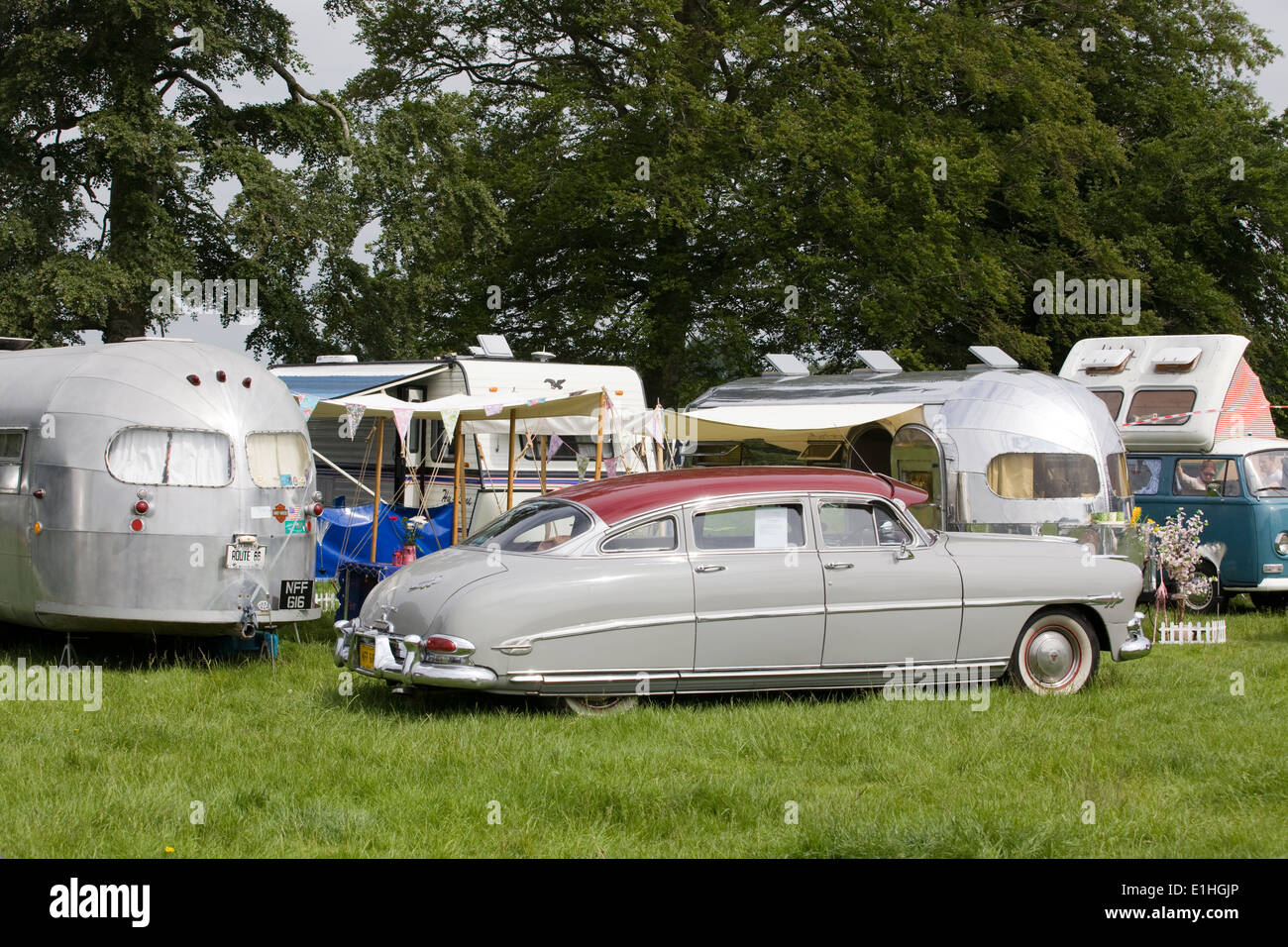 Hudson garé à côté d'un flux d'air sur une remorque vintage camping en Angleterre Banque D'Images