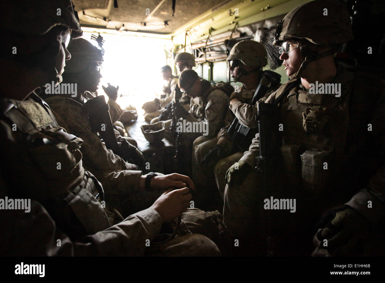 U. S. Marines avec company K, L'Équipe de débarquement du bataillon du 3e Bataillon, 2e Régiment de Marines, 26e Marine Expeditionary Unit, s'asseoir dans Banque D'Images