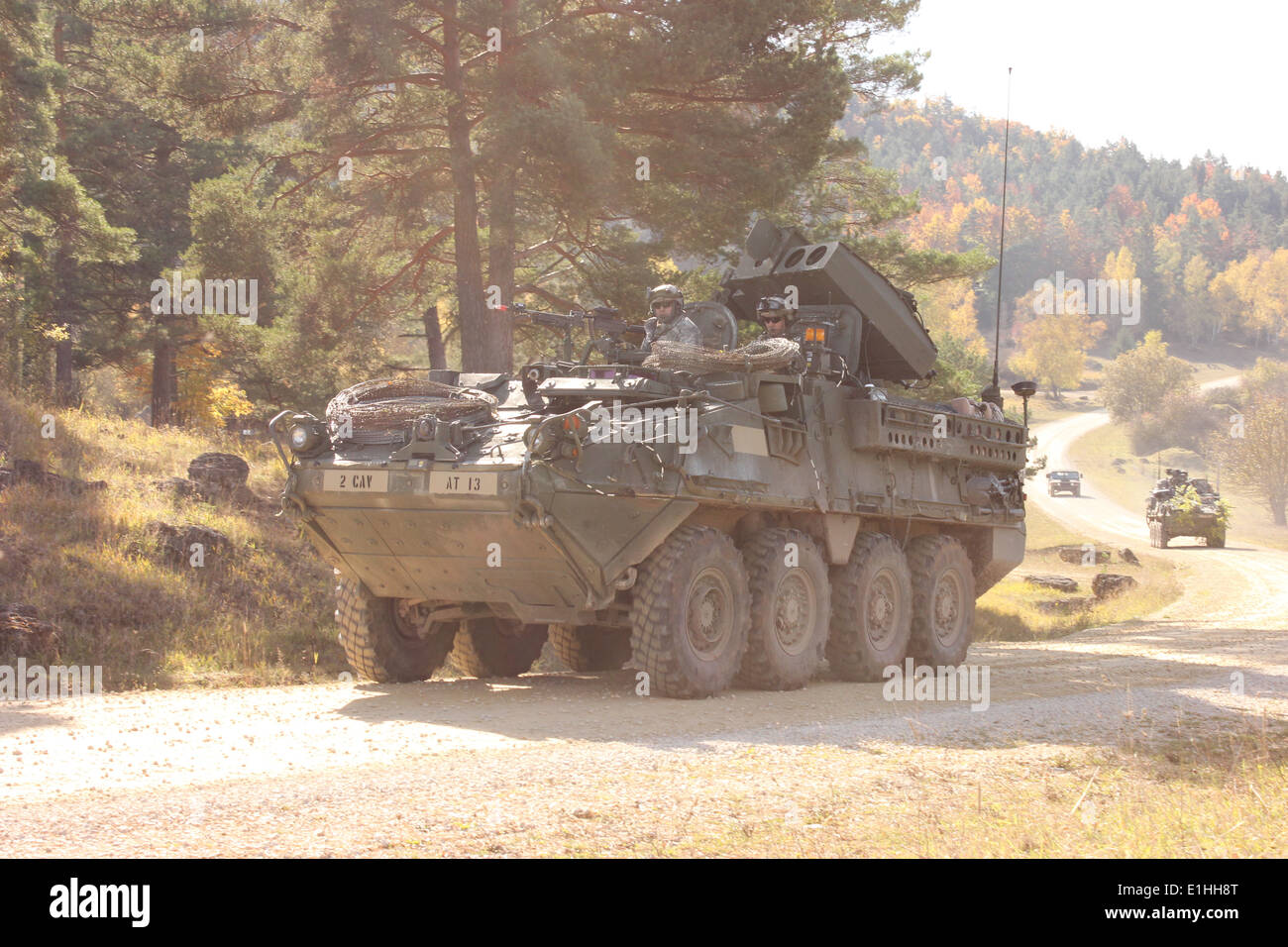 Des soldats américains avec le 1er Escadron, 2e régiment de cavalerie dans un convoi de véhicules Stryker au cours d'une action décisive de la formation Banque D'Images