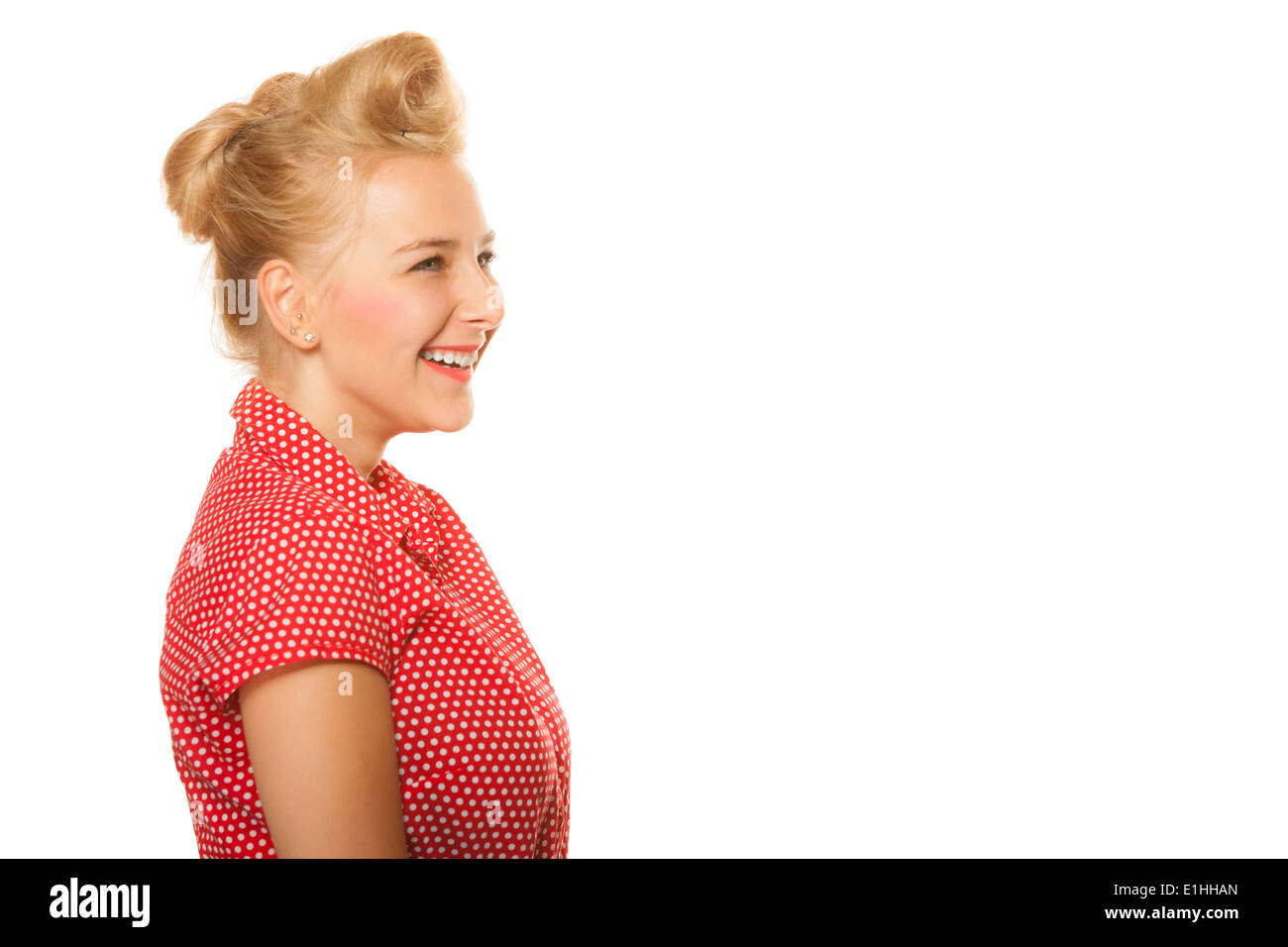 Portrait de pin-up blonde avec cheveux bun isolated on white. Jeune femme au style rétro. Copier l'espace. Studio shot. Banque D'Images
