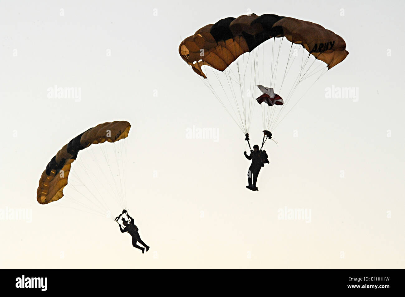 Des soldats américains avec les chevaliers d'Or 1100 dans le pentagone de stationnement lors de la 28th Annual Army-Ten Miler à Washington, Banque D'Images