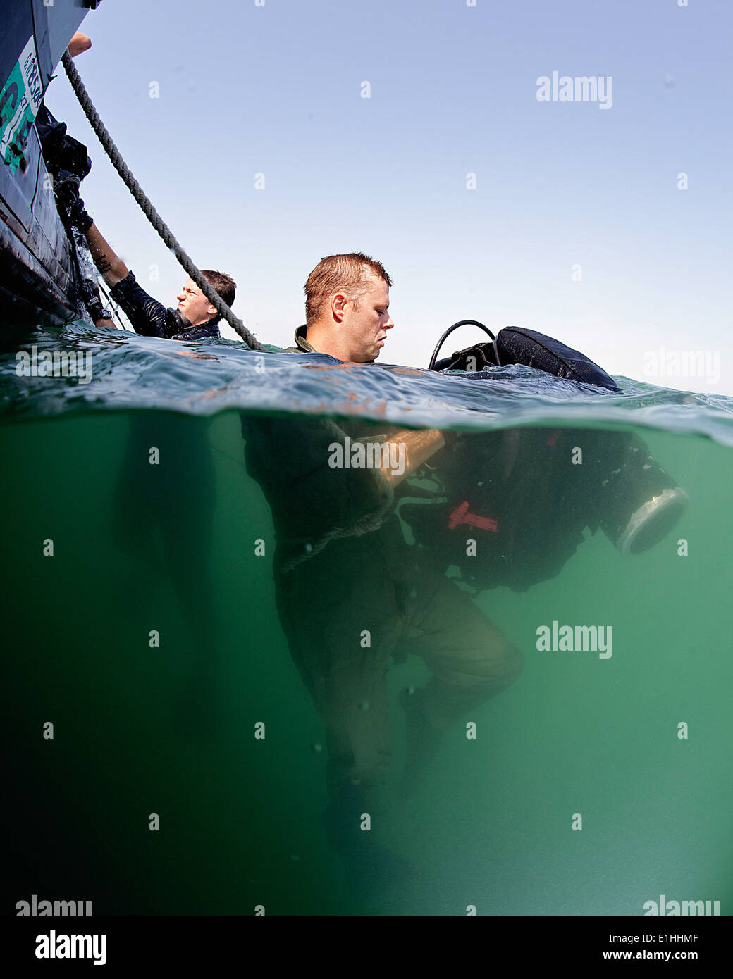 Plongeur de la Marine américaine 1ère classe Jean Carlet Walter, à gauche, et la marine Diver 3e classe Joe Ziemba, toutes deux affectées à la téléphonie mobile et de plongée Salvag Banque D'Images