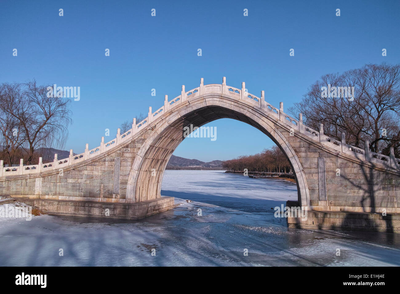 L'arche pont de palais d'été en hiver Banque D'Images