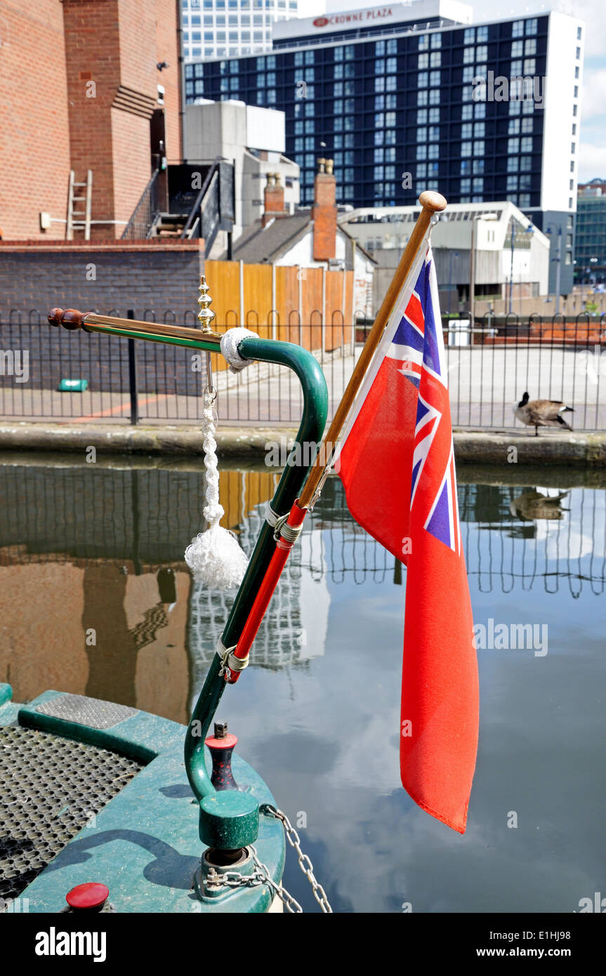 Drapeau de la marine marchande à l'arrière d'un grand classique dans le bassin du Canal, Rue du gaz, Birmingham, Angleterre, Royaume-Uni. Banque D'Images