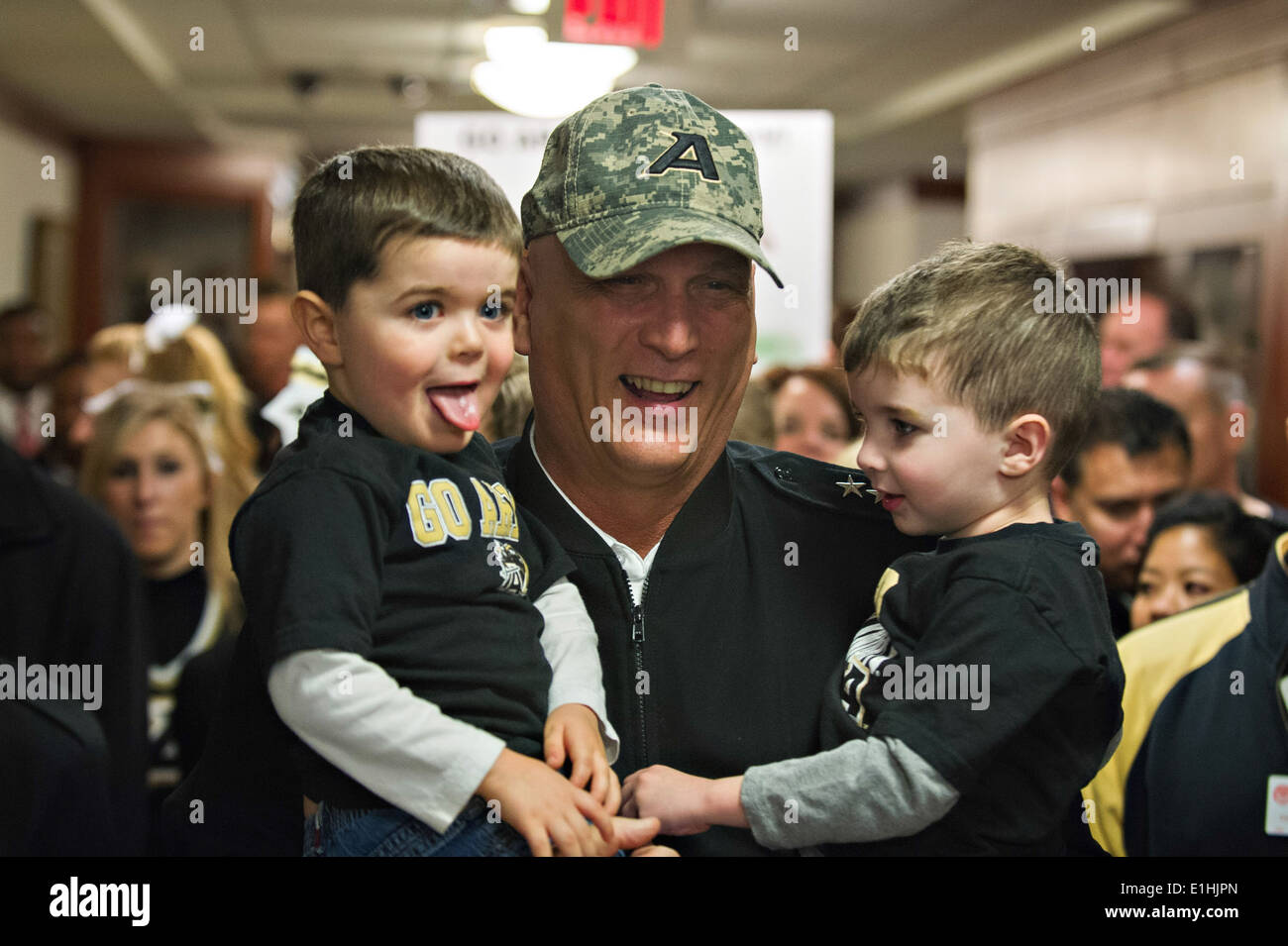 Chef de l'armée américaine, le Général Ray Odierno détient deux bébés dans les couloirs du Pentagone, D.C., lors de la 2e Armée Ra Pep annuel Banque D'Images