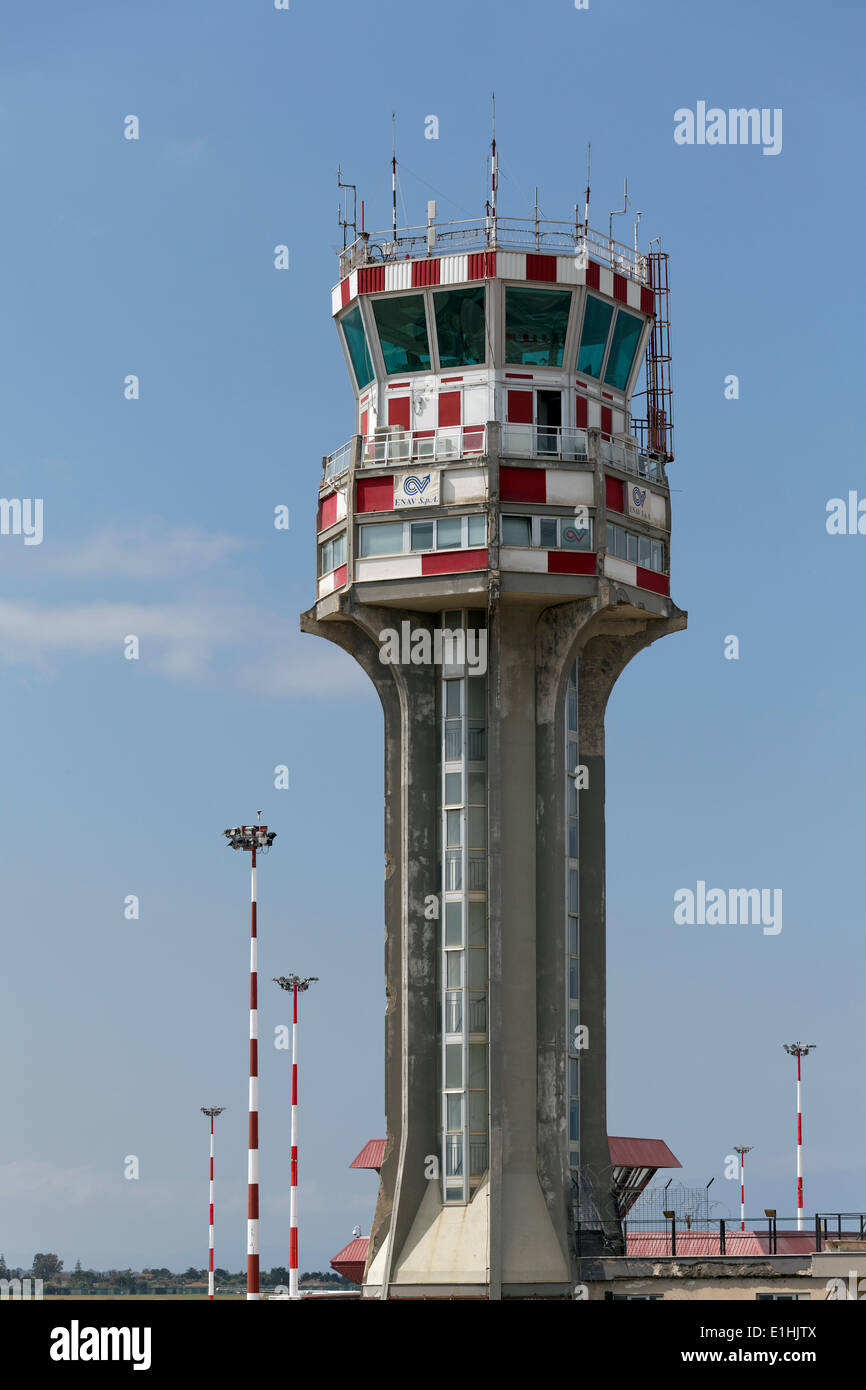 La tour de contrôle du trafic aérien, l'Aéroport International de Palerme, "Falcone e Borsellino", Punta Raisi, Palerme, Sicile, Italie Banque D'Images