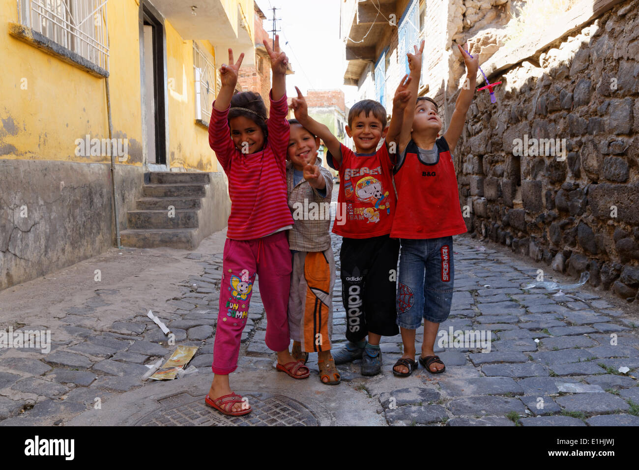 Les enfants dans le centre historique, à Diyarbakir, dans le sud-est de l'Anatolie, Anatolie, Turquie Banque D'Images