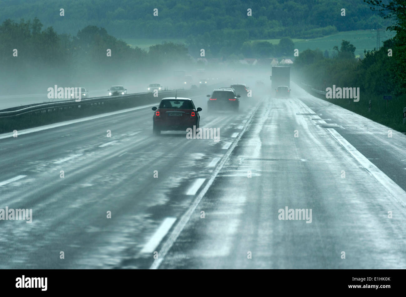 Le trafic pendant les fortes pluies avec une faible visibilité, l'autoroute A9, près de Thalmässing, Middle Franconia, Franconia, Bavaria, Germany Banque D'Images