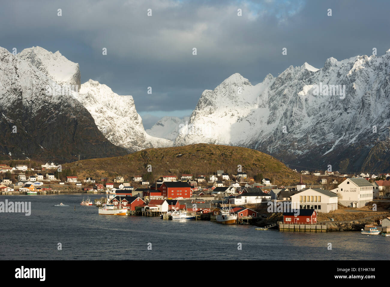 Le paysage urbain de reine, les îles Lofoten, Norvège Banque D'Images