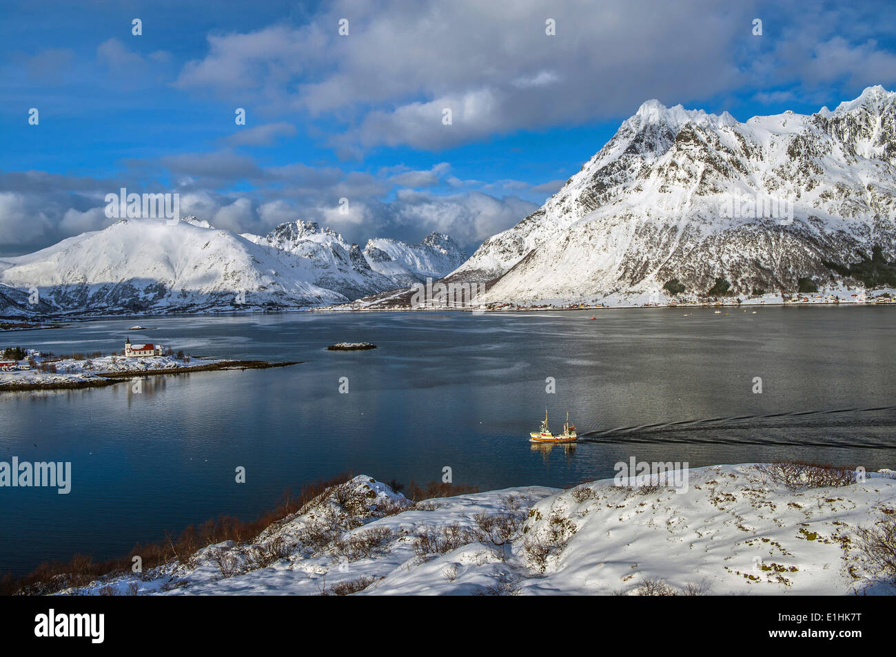 Sildpollnes église sur une pointe, Austnesfjord, Austvågøya, Lofoten, Norvège Banque D'Images