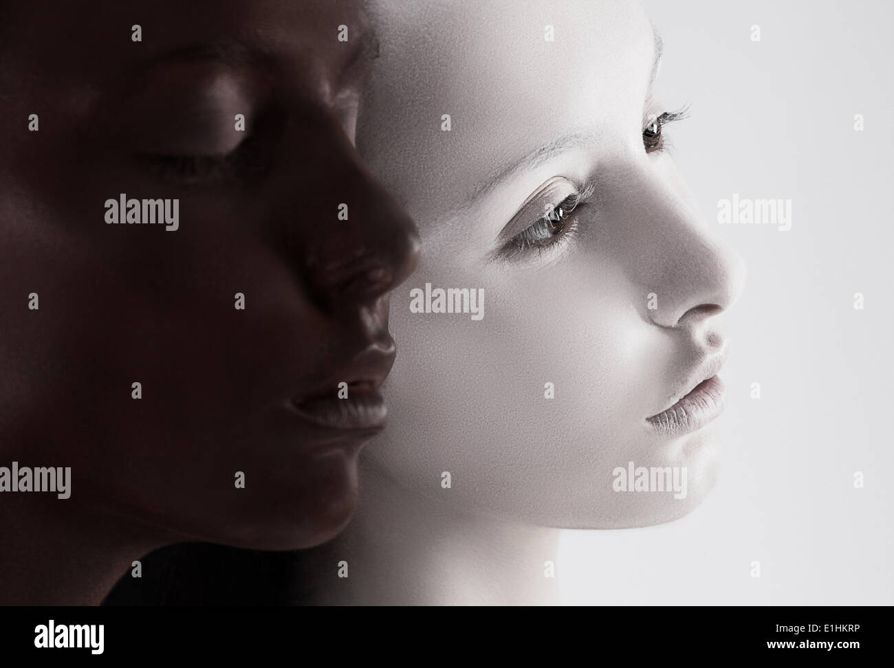 La diversité culturelle. Deux visages de couleur noir et blanc. Yin Yang Style Banque D'Images