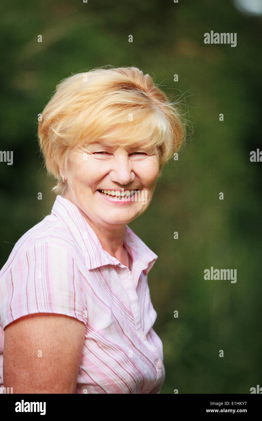 Et l'expression des émotions positives. Vieille Femme aimable sourire à pleines dents avec la transmission Banque D'Images