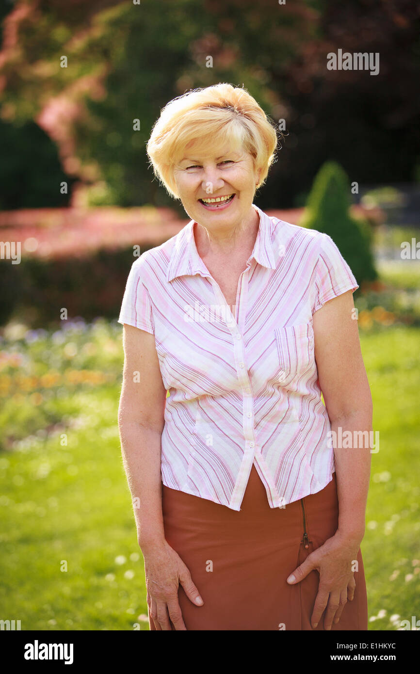 L'élégance. L'euphorisme. Happy Senior Femme, à l'extérieur avec sourire à pleines dents Banque D'Images