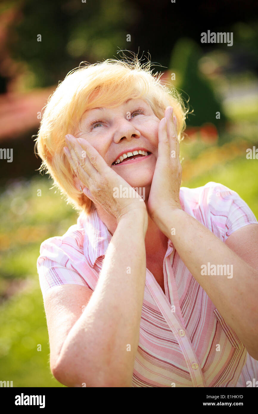 L'euphorisme. De l'Ecstasy. Surpris heureux Gray-Haired Senior Woman Looking up Banque D'Images