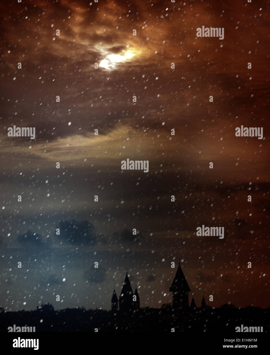 Le crépuscule. De mystérieux paysage pittoresque avec Spooky Lune nuageux Banque D'Images