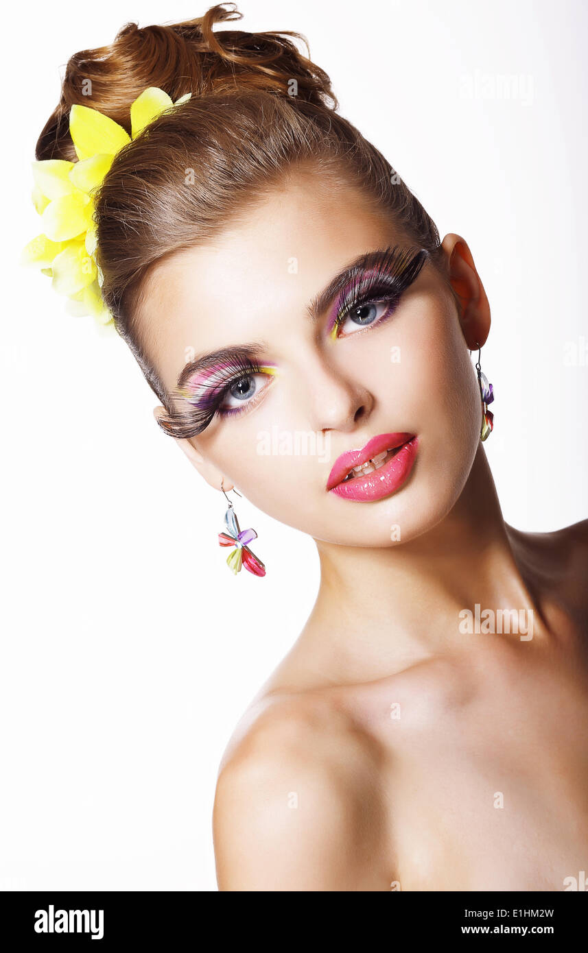 Tendance. Le futurisme. Modèle de mode voyantes de longs cils Banque D'Images