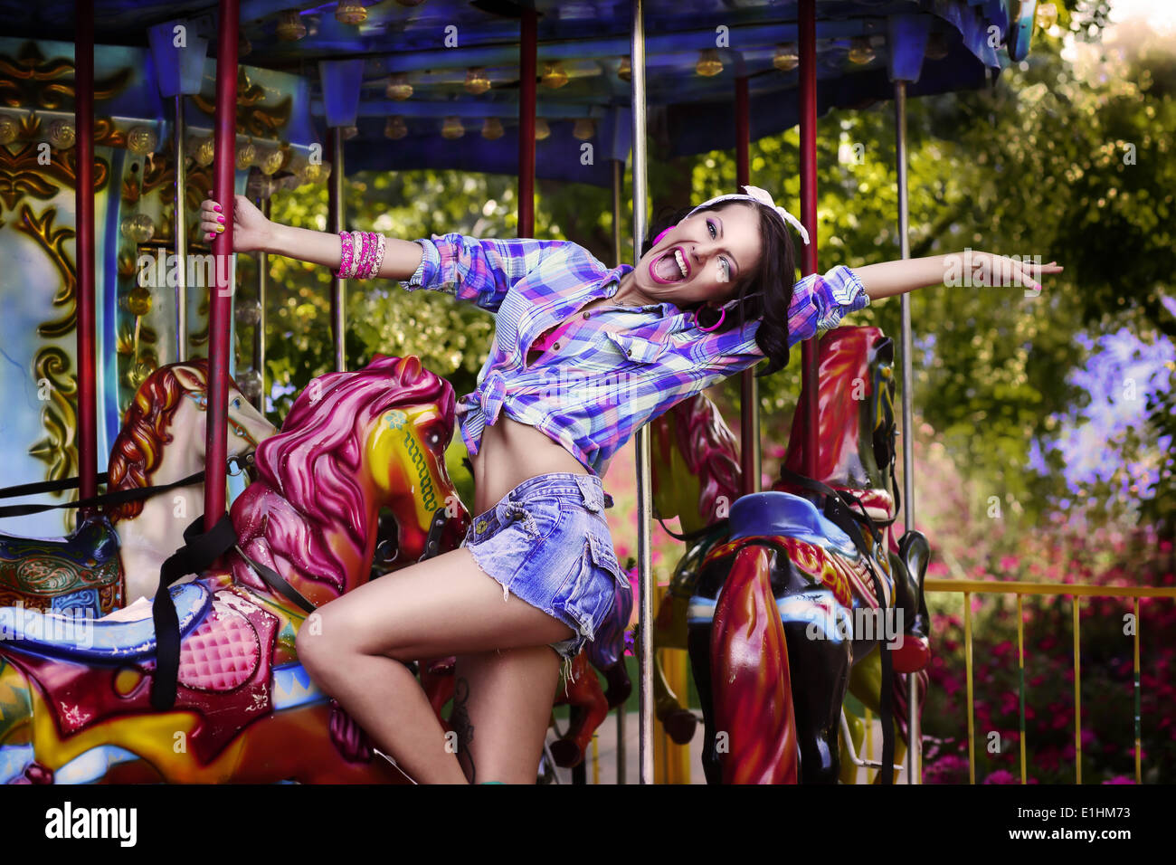 Fête foraine. Cheerful Woman in Amusement Park sur Carrousel. Jouissance Banque D'Images