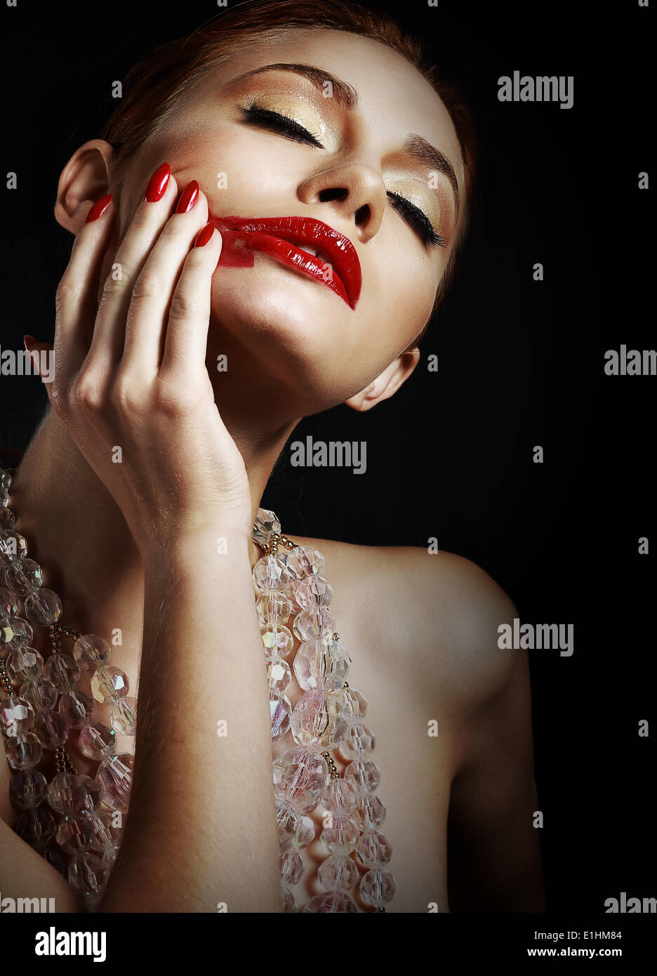 Femme Avec Des Taches De Rouge à Lèvres Rouge Sur Fond Noir