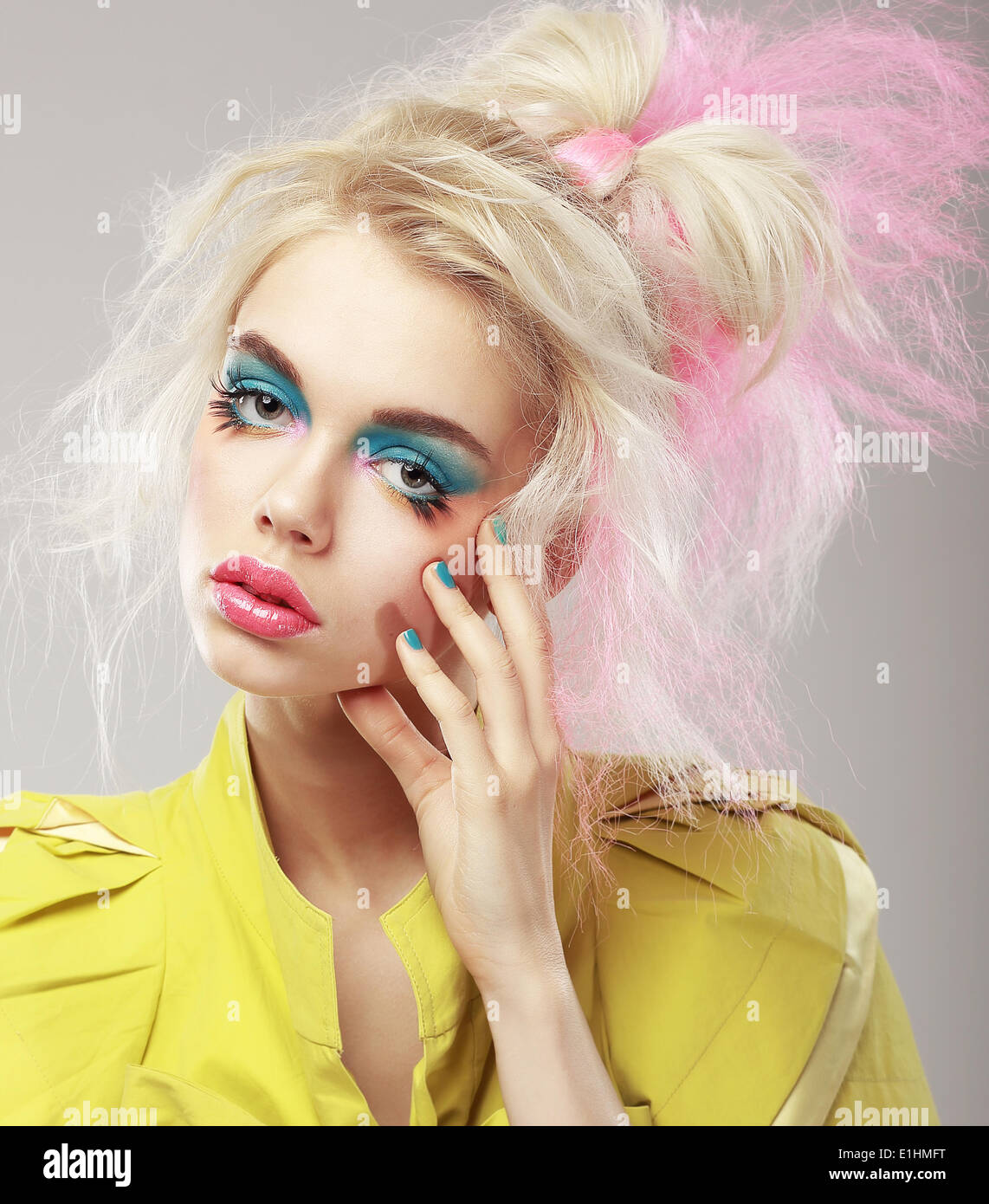 Portrait de cheveux blonds lumineux avec Shaggy bleu et le maquillage des yeux. Glam Banque D'Images