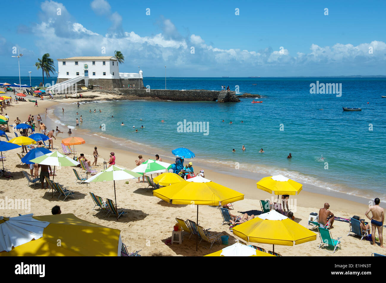 Parasols lumineux décorez Porto da Barra Beach à Salvador de Bahia au Brésil Banque D'Images