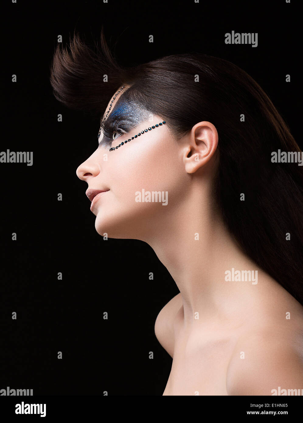 Haute Couture. Brunette futuriste avec des Strass. Maquillage inhabituel fantastique Banque D'Images