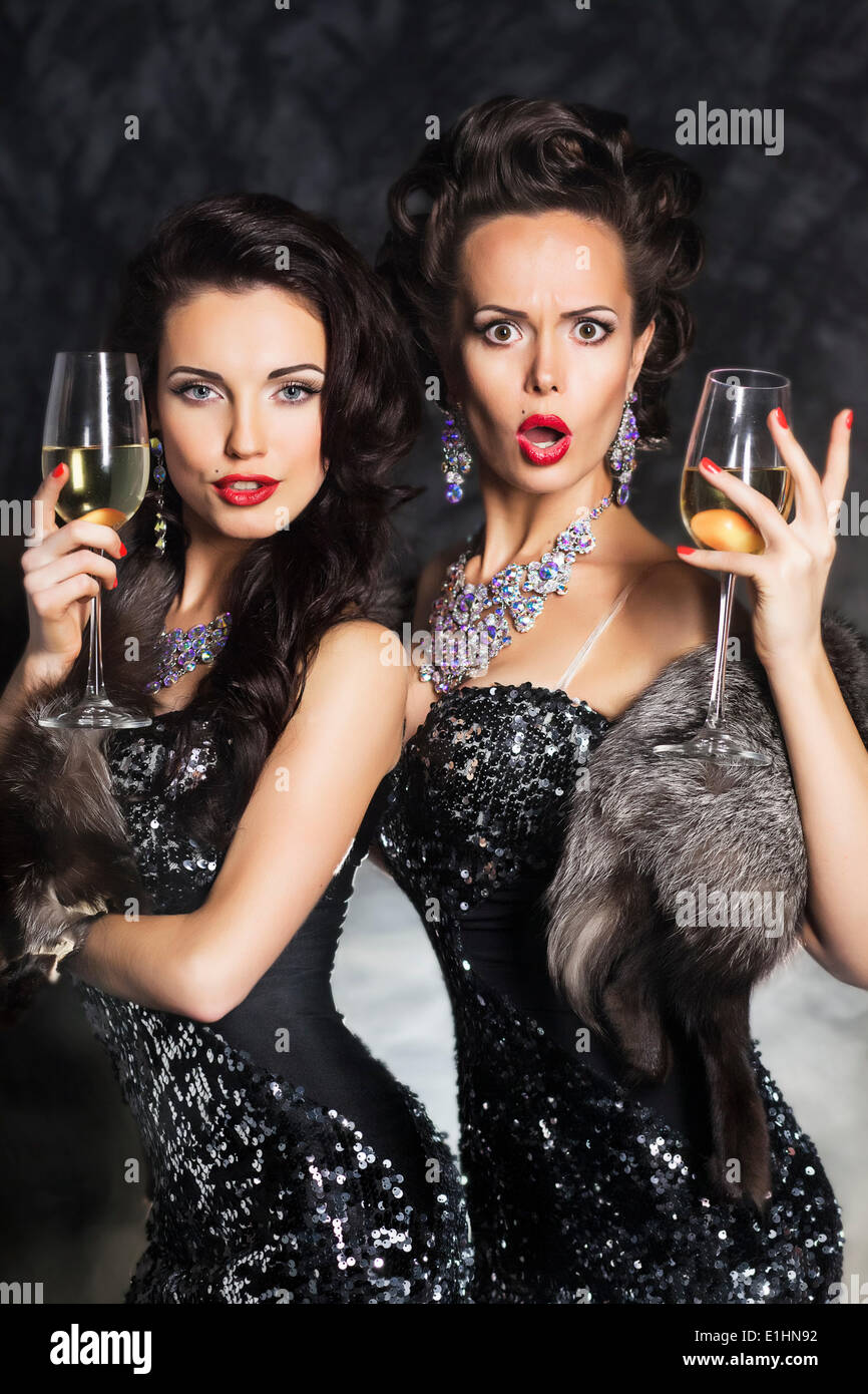 Deux belles jeunes femmes de boire du champagne dans une boîte de nuit. Сhristmas joyeux ! Banque D'Images