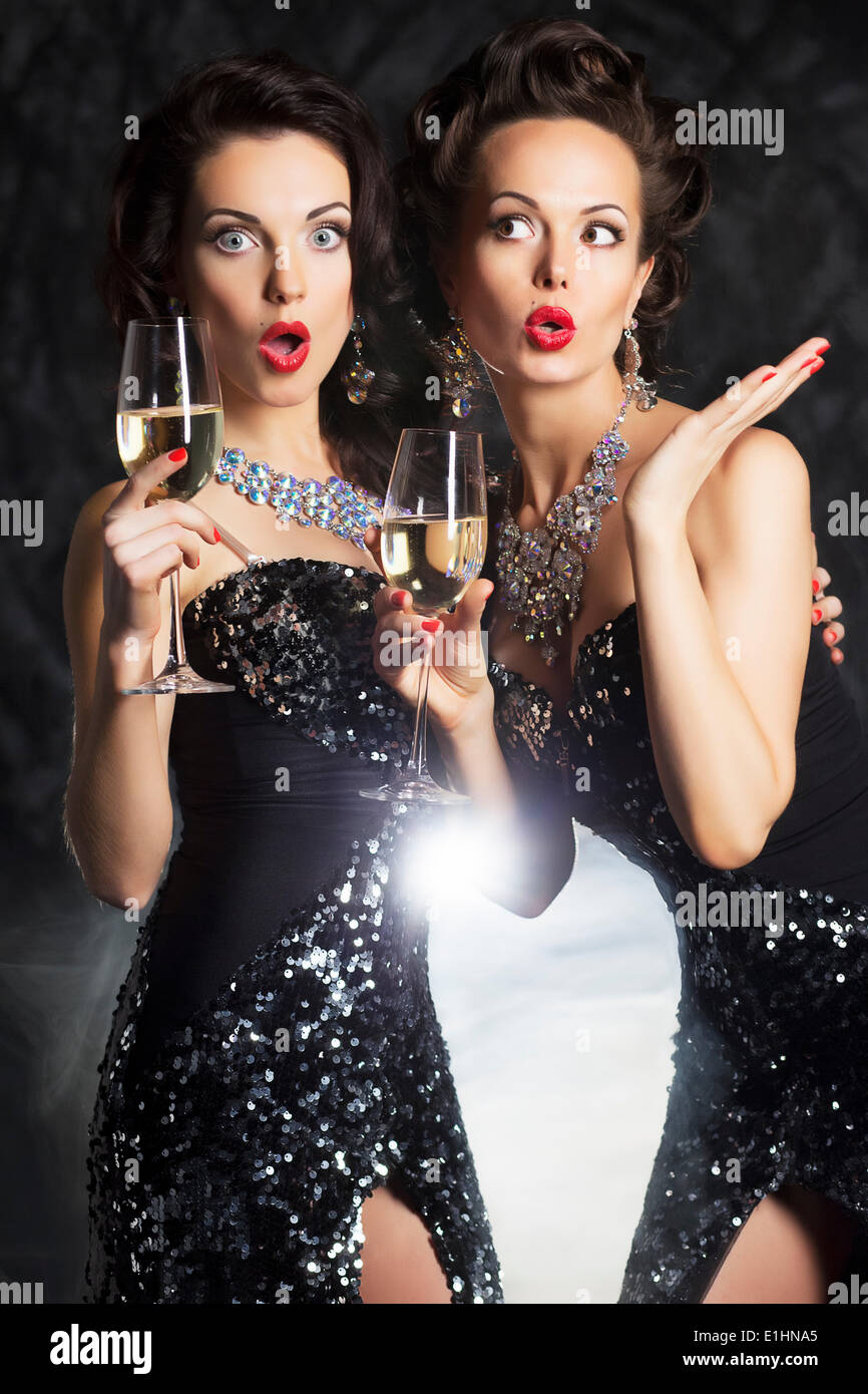 Félicitation ! Vêtements femme avec des verres à vin de champagne Banque D'Images