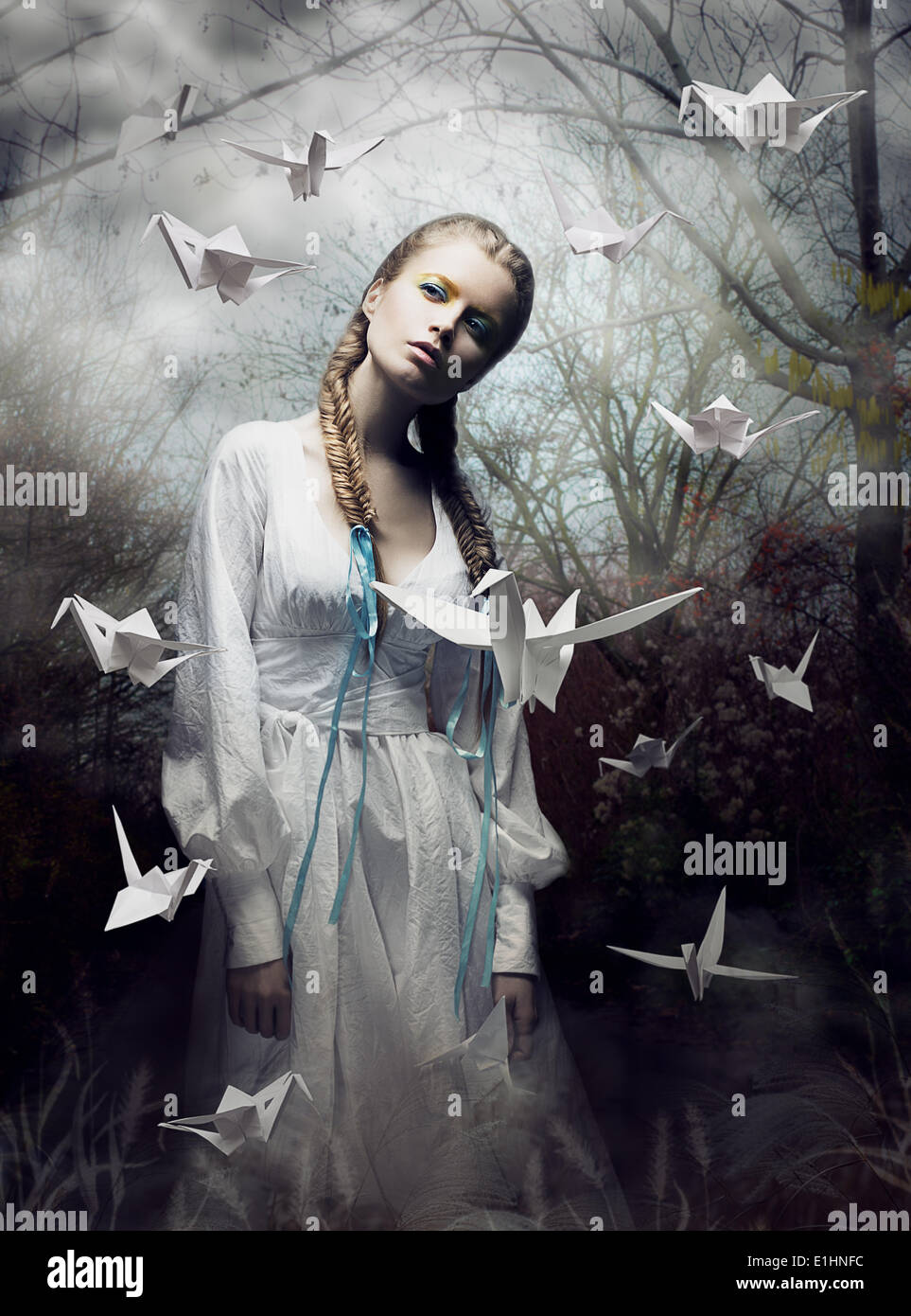 Mystère. L'origami. Femme avec du papier blanc Pigeon. Conte de fées. Fantasy Banque D'Images