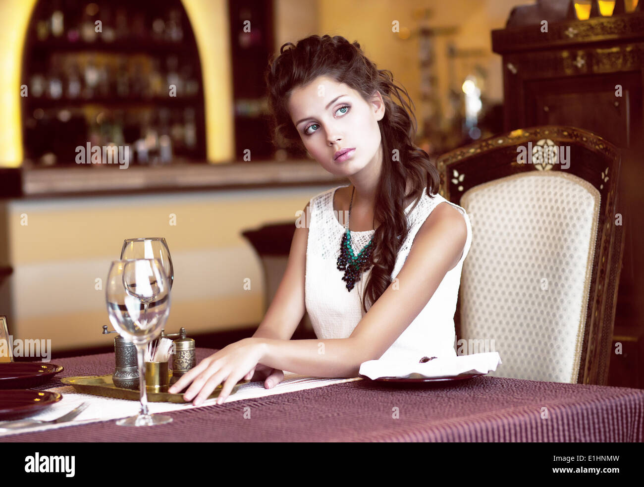 Luxe. Femme romantique chic dans un restaurant. L'espérance de vie Banque D'Images
