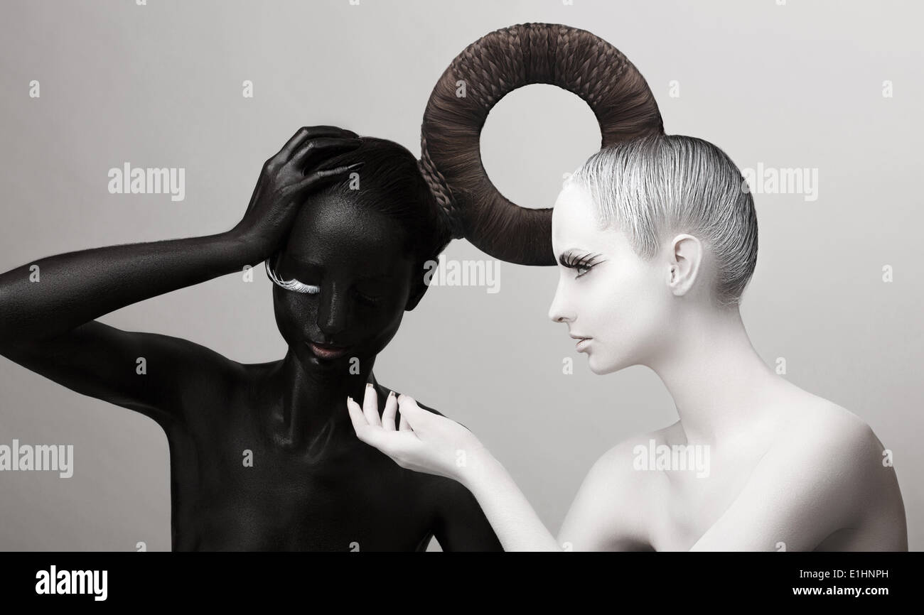 Ying & Yang Symbole. La culture de l'Est. Corps femmes peintes en noir et blanc Banque D'Images