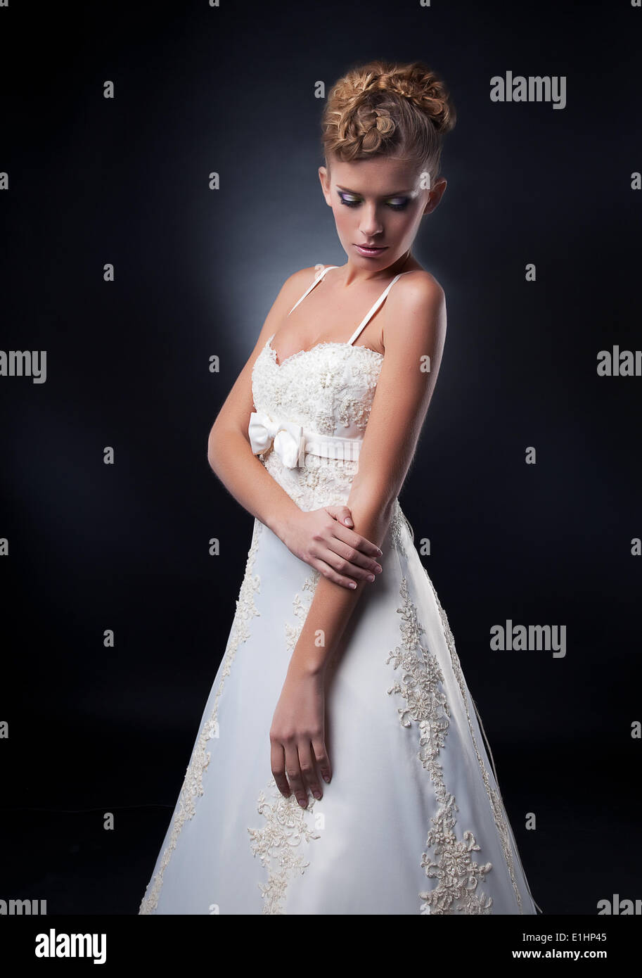 Style De Mariage à La Mode Jolie Jeune Femme Posant En