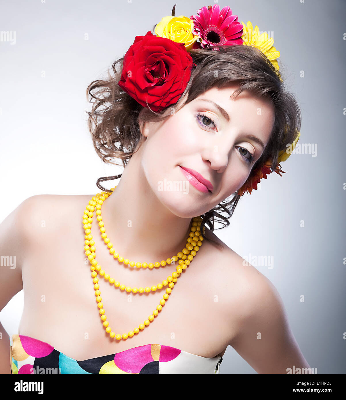 Beauté visage féminin - jeune fille à la mode avec des fleurs. série de photos Banque D'Images