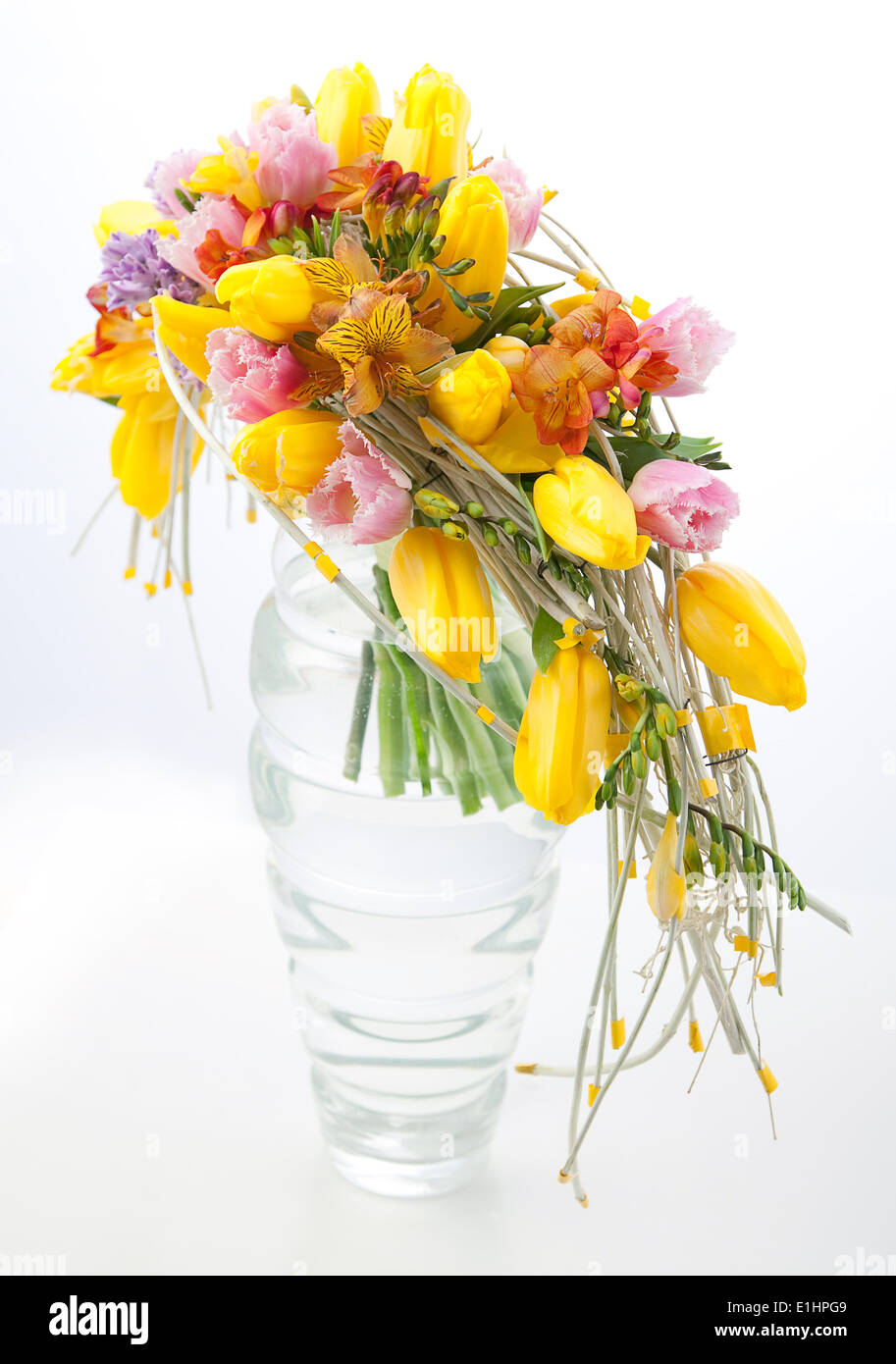 Fleuriste - bouquet de fleurs colorées en voûte arrangement vase transparent  isolé sur fond blanc Photo Stock - Alamy