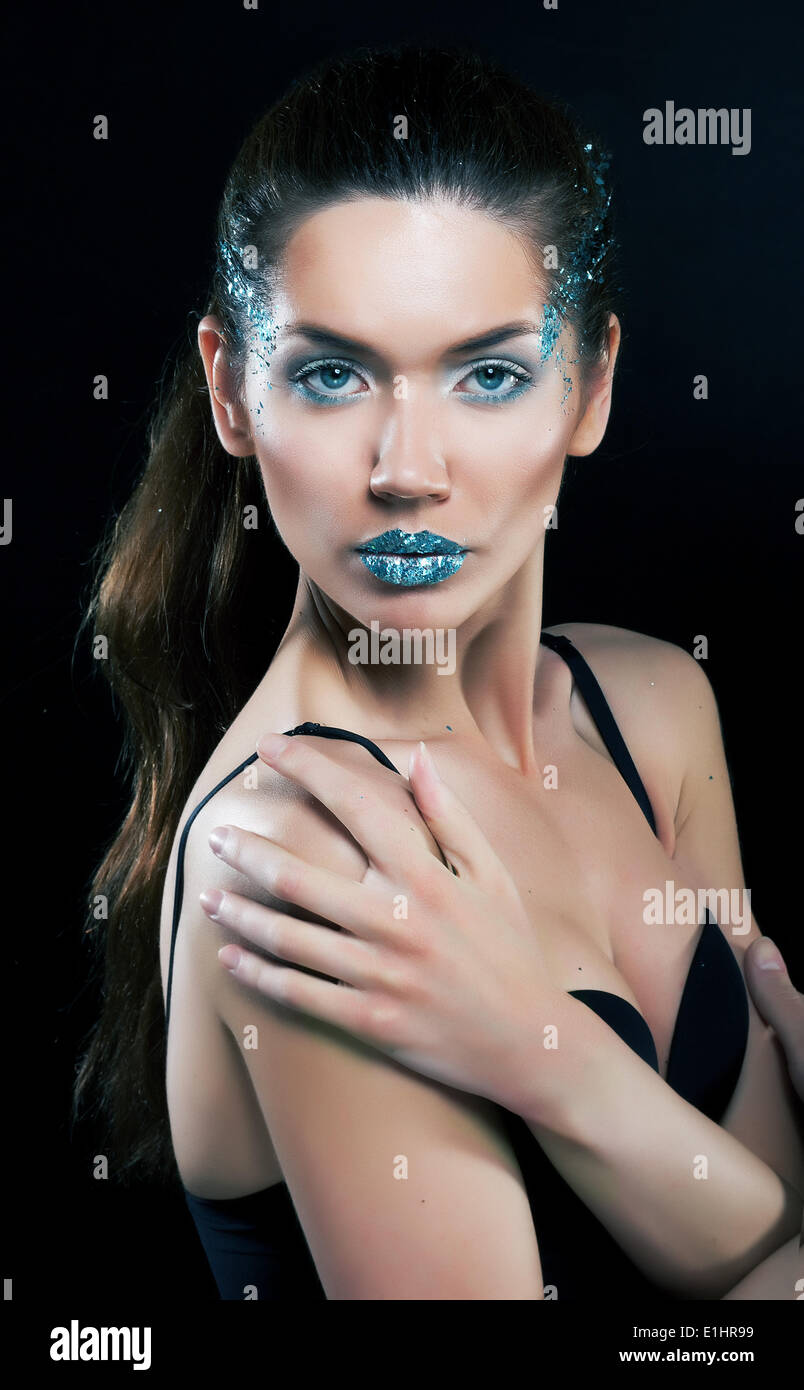 Concept de mode. Femme beauté visage avec le maquillage bleu vif Banque D'Images