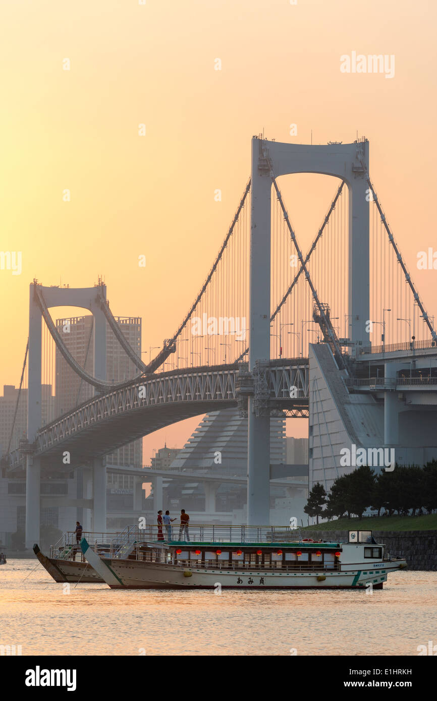 Coucher de soleil sur le pont en arc-en-ciel à partir de la plage d'Odaiba, Tokyo, Japon Banque D'Images