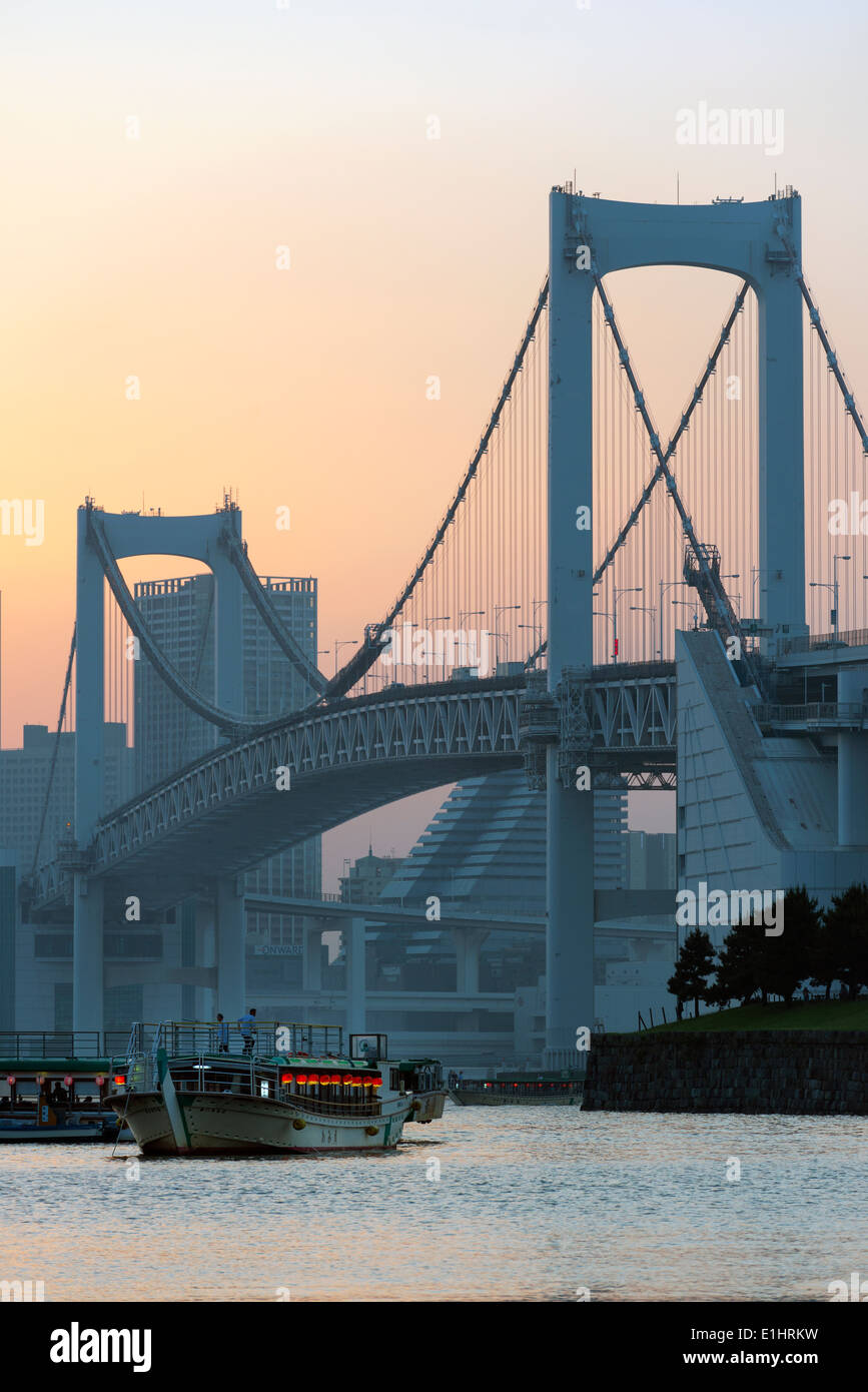 Coucher de soleil sur le pont en arc-en-ciel à partir de la plage d'Odaiba, Tokyo, Japon Banque D'Images