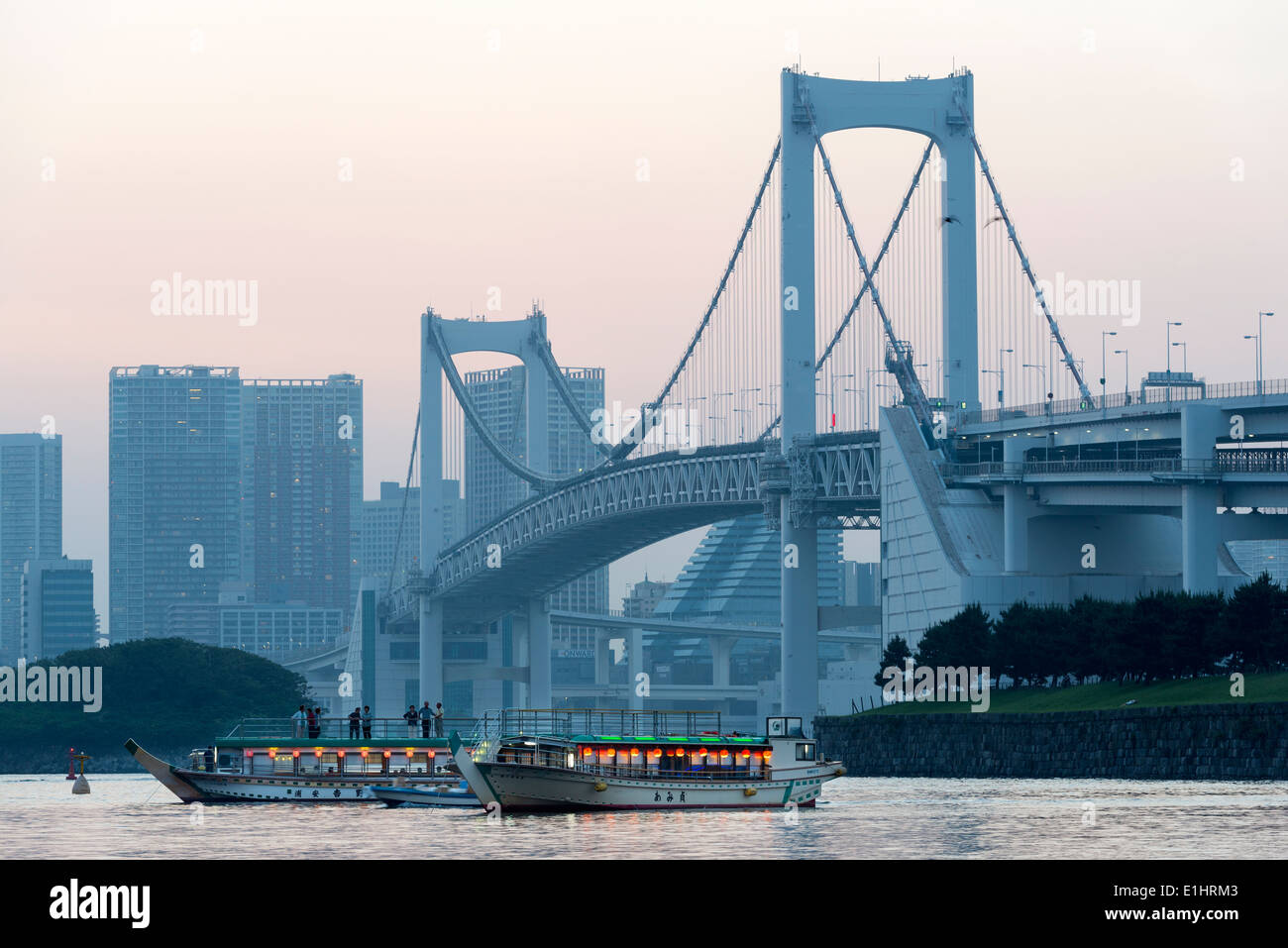 Coucher de soleil sur le pont en arc-en-ciel à partir de la plage d'Odaiba, Tokyo, Japon Banque D'Images