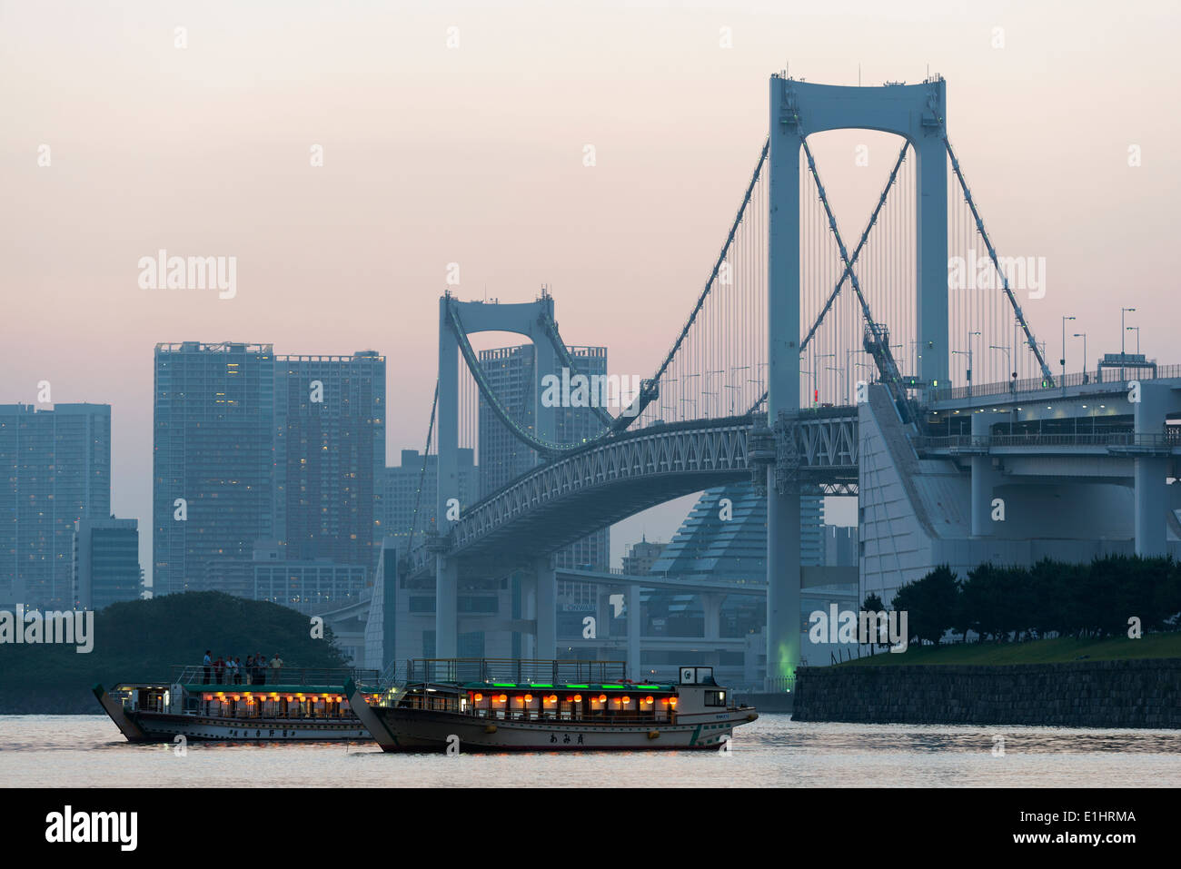 Coucher de soleil sur le pont en arc-en-ciel à partir de la plage d'Odaiba, Tokyo, Japon Banque D'Images