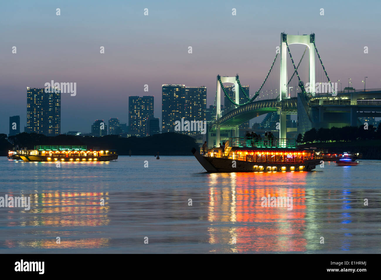Coucher de soleil sur le pont en arc-en-ciel à partir de la plage d'Odaiba, Tokyo, Japon Banque D'Images