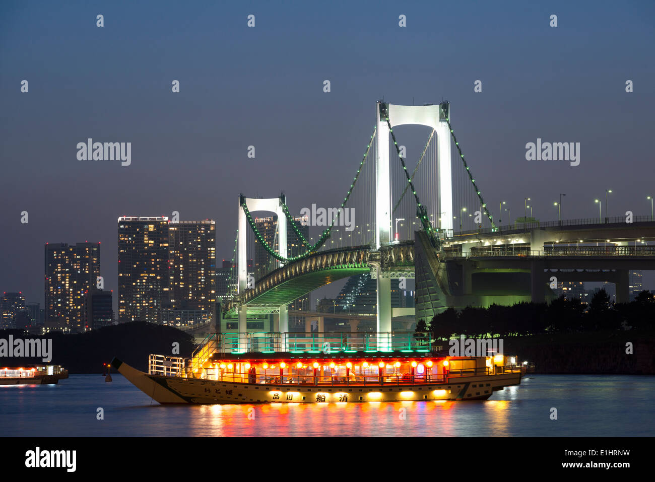 Coucher de soleil sur le pont en arc-en-ciel à partir de la plage d'Odaiba, Tokyo, Japon Banque D'Images